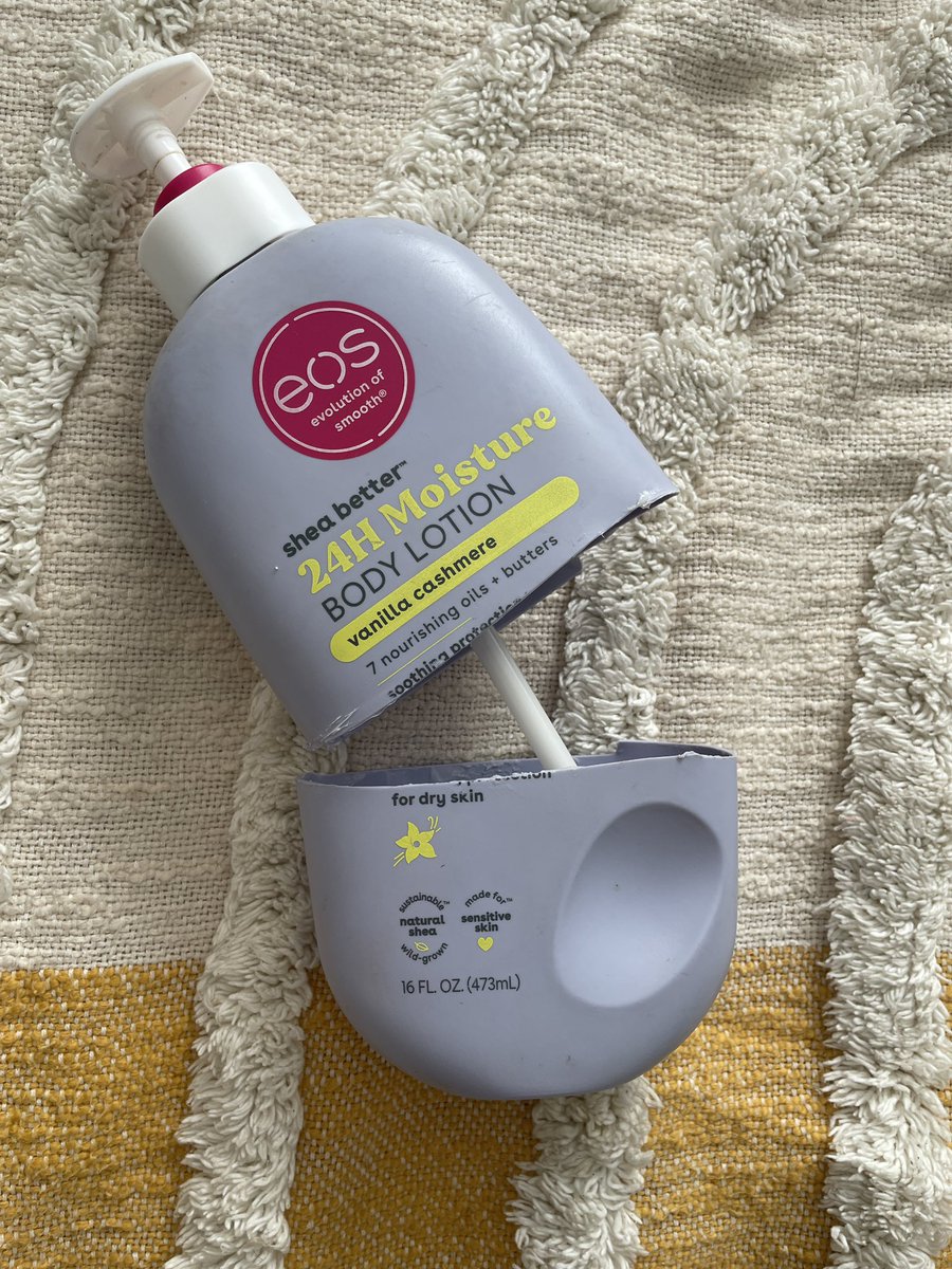 Marcellaworld's tweet photo. I seen a pic of #eoslotion like this & said let me try it out. The way I just got 4-5 extra usage of lotion out of this after showering. They need to invest in some bottles that snap in half because it didn’t make any sense how much lotion is left in there. https://t.co/Pr0oQrDZ1n