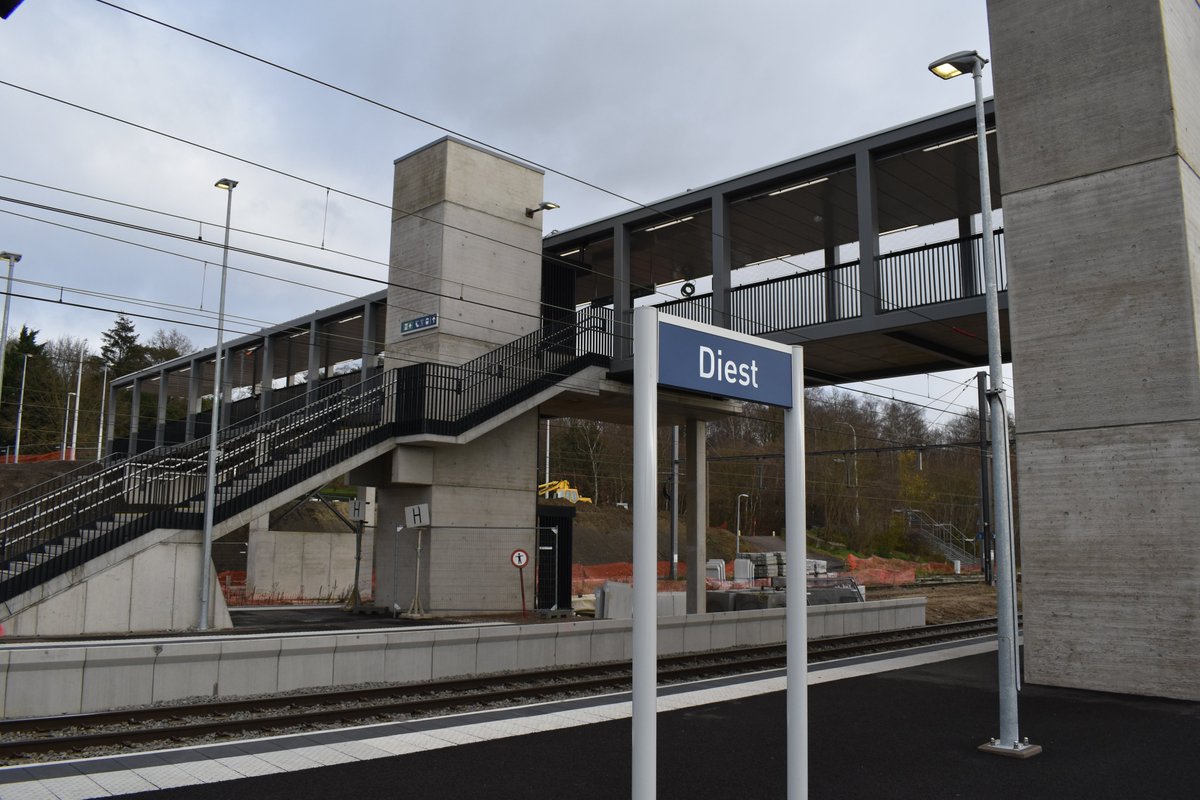 NMBS's tweet image. 🚉 De nieuwe passerelle in station #Diest is in gebruik! Reizigers kunnen nu alle perrons bereiken. Tegen eind 2025 wordt het station autonoom toegankelijk, met liften en verhoogde perrons. #StationDiest #Vernieuwing #Toegankelijkheid #NMBS