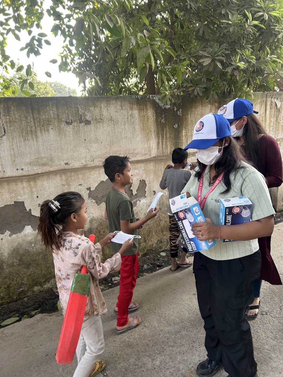 nss_bu's tweet photo. Spreading awareness and safety in Rampur village!🌟
NSS volunteers took the initiative to distribute masks, ensuring protection for all while educating the community about health and hygiene. Small steps lead to big changes. Together, we care and uplift!✨
#NSS #MaskDistribution https://t.co/q6k1dIHncj