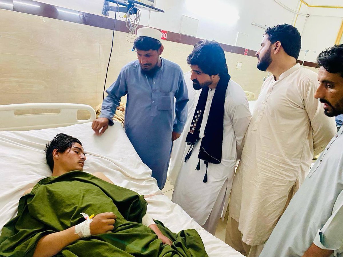 UllahMuqib's tweet photo. نن د خيبر باړه تحصيل کواډينټر مقيب افريدي سره ده پي ټي ایم ملګرو کمپلکس روغتون ته رسيدلي دي چې په موقع ئې د تيراه میدان د زخميانو تاپوس کړئ دي اؤ ده هر قسم تعاون مرستې علان ئې کړې دی.
ياده دي وي چې پارون په تيراه میدان پير ميلا بازار پاکستاني پوځ د ډرون الوتکې نه
#Drone_Attack https://t.co/P4md3gbL5U