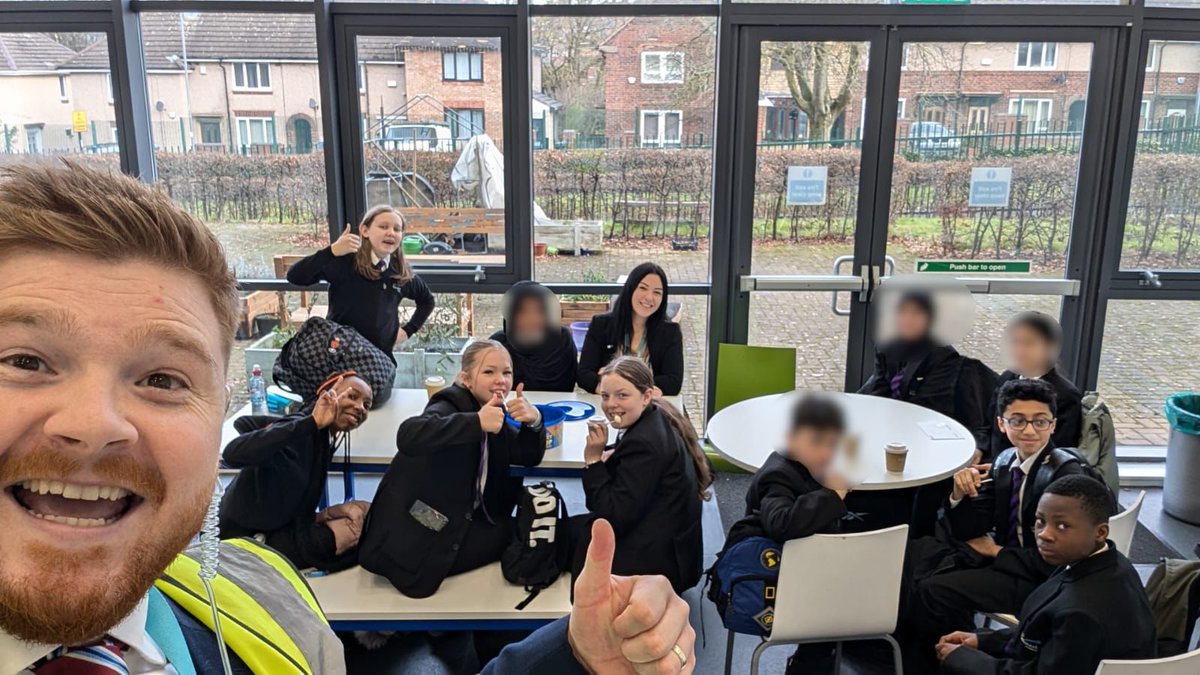 ParkwoodAcademy's tweet photo. ☕️Hot chocolate afternoon for 10 of our year 7 students ☕️
A perfect end to the week!
#HotChocolateTime #EveryoneExceptionalEveryday https://t.co/kQ3tiOeMuN