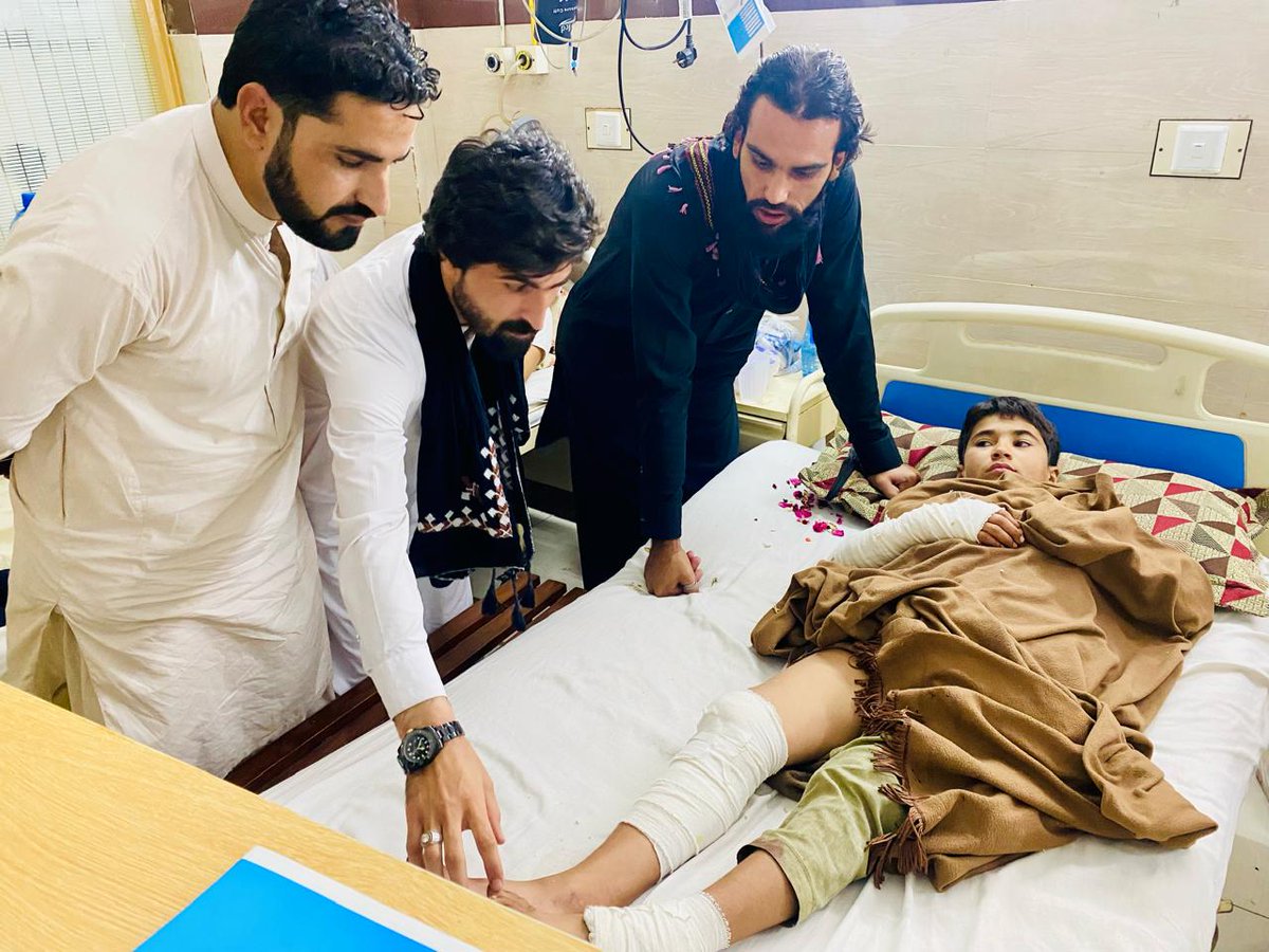 UllahMuqib's tweet photo. نن د خيبر باړه تحصيل کواډينټر مقيب افريدي سره ده پي ټي ایم ملګرو کمپلکس روغتون ته رسيدلي دي چې په موقع ئې د تيراه میدان د زخميانو تاپوس کړئ دي اؤ ده هر قسم تعاون مرستې علان ئې کړې دی.
ياده دي وي چې پارون په تيراه میدان پير ميلا بازار پاکستاني پوځ د ډرون الوتکې نه
#Drone_Attack https://t.co/P4md3gbL5U