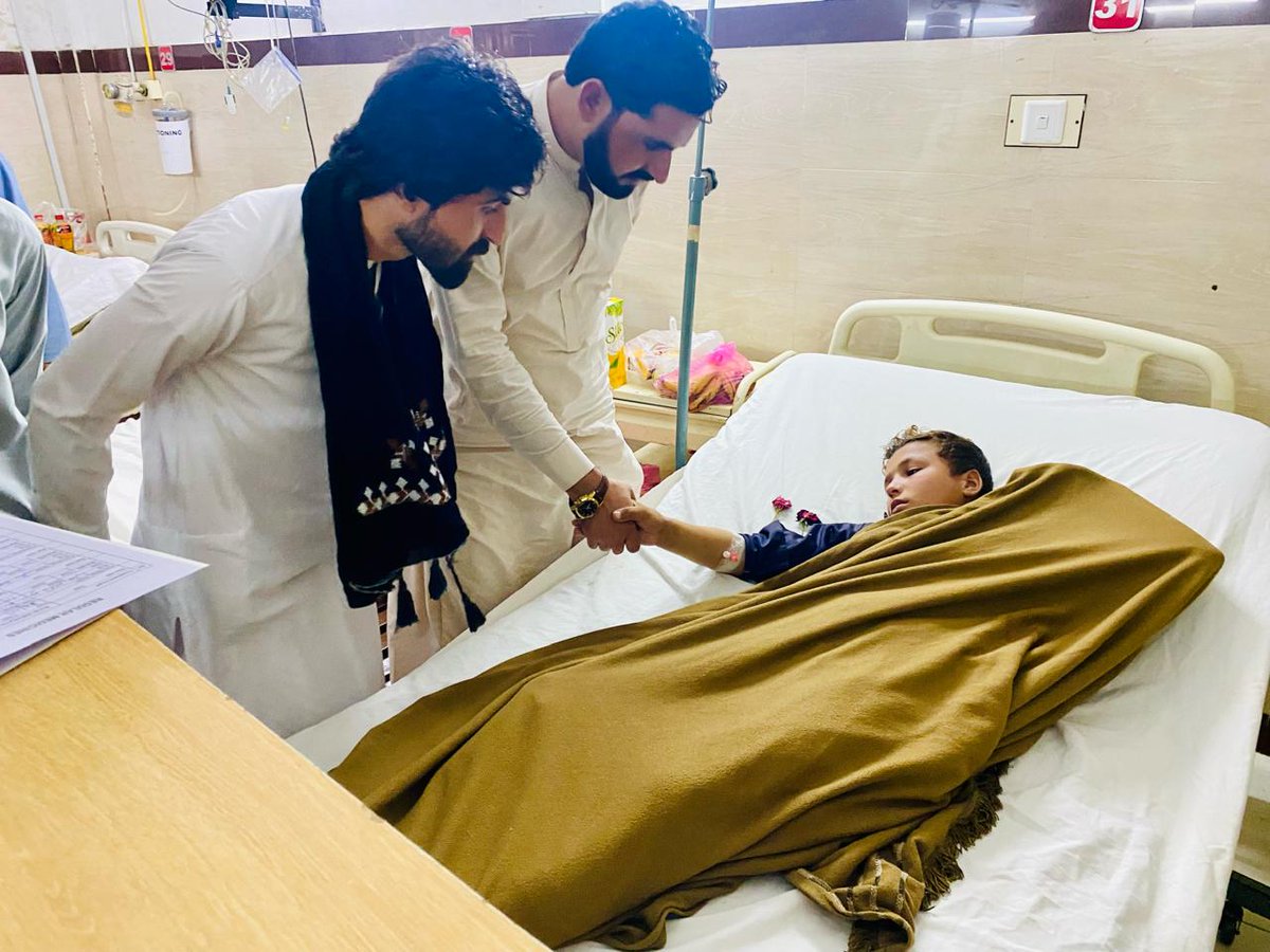 UllahMuqib's tweet photo. نن د خيبر باړه تحصيل کواډينټر مقيب افريدي سره ده پي ټي ایم ملګرو کمپلکس روغتون ته رسيدلي دي چې په موقع ئې د تيراه میدان د زخميانو تاپوس کړئ دي اؤ ده هر قسم تعاون مرستې علان ئې کړې دی.
ياده دي وي چې پارون په تيراه میدان پير ميلا بازار پاکستاني پوځ د ډرون الوتکې نه
#Drone_Attack https://t.co/P4md3gbL5U