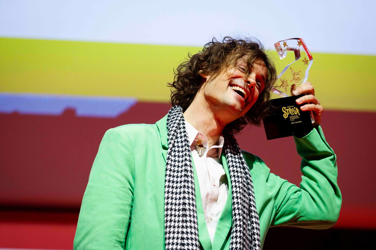 PremioStrega's tweet photo. Matthew Gray Gubler ha ricevuto il #PremioStregaRagazzeeRagazzi per la categoria Migliore libro d’esordio con «Rumple Buttercup» (uovonero). Il premio gli era stato assegnato lo scorso maggio al Salone del libro di Torino. 

©️ Musacchio, Pasqualini &amp; Fucilla/MUS https://t.co/uLiCgupoZx