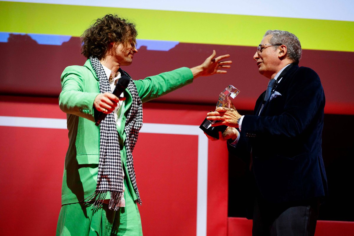 PremioStrega's tweet photo. Matthew Gray Gubler ha ricevuto il #PremioStregaRagazzeeRagazzi per la categoria Migliore libro d’esordio con «Rumple Buttercup» (uovonero). Il premio gli era stato assegnato lo scorso maggio al Salone del libro di Torino. 

©️ Musacchio, Pasqualini &amp; Fucilla/MUS https://t.co/uLiCgupoZx