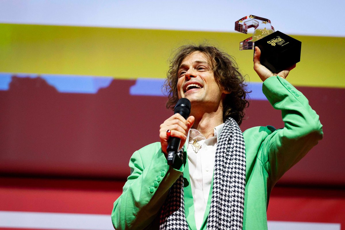 PremioStrega's tweet photo. Matthew Gray Gubler ha ricevuto il #PremioStregaRagazzeeRagazzi per la categoria Migliore libro d’esordio con «Rumple Buttercup» (uovonero). Il premio gli era stato assegnato lo scorso maggio al Salone del libro di Torino. 

©️ Musacchio, Pasqualini &amp; Fucilla/MUS https://t.co/uLiCgupoZx