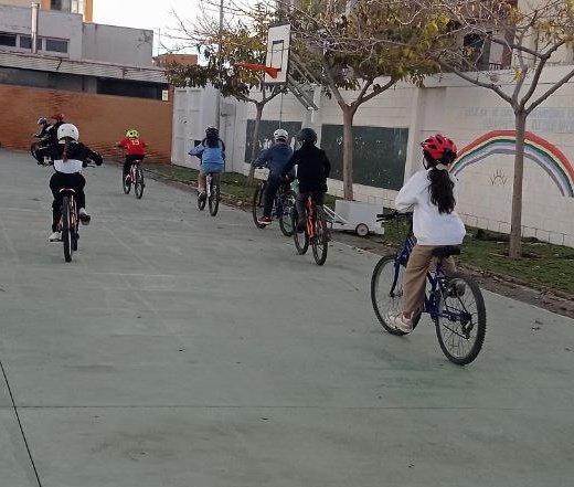 aulaciclista's tweet photo. Las primeras pedaladas encima de una 🚲#bicicleta... 👏🏼👏🏼
Te las imaginas en tu cole y rodeado de tus compañeros y profes?
➡️ Varios miles de chicos y chicas las han dado en sus centros docentes durante el proyecto 🚴🏻♀️#AulaCiclista, como el alumnado del #CEIPLluisVives de #Xilxes. https://t.co/k9LPvpZ3Um