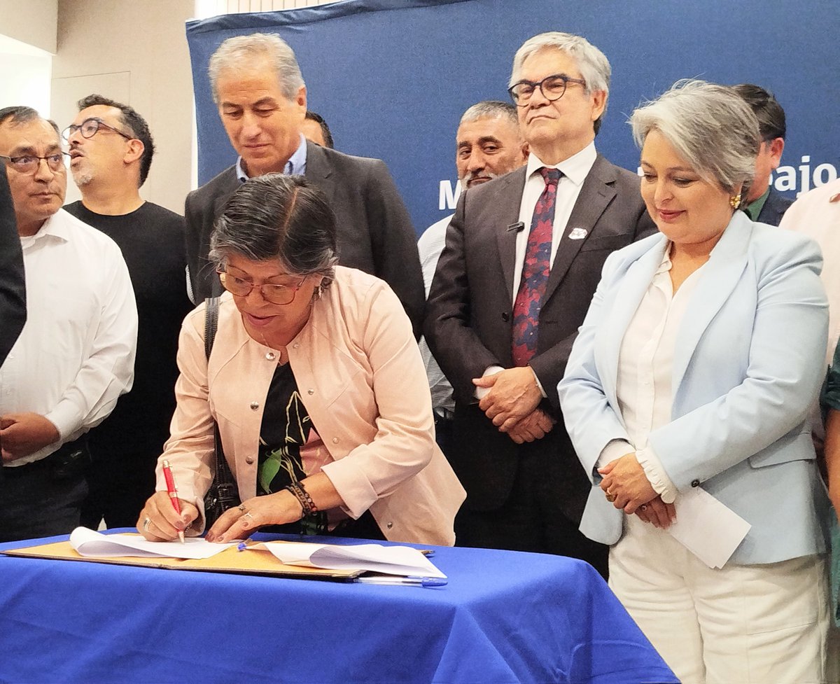 ConfusamChile's tweet photo. Presidenta #ConfusamChile, Gabriela Flores, firma junto a gremios de la #MesaSectorPublico y ministros de Hacienda y Trabajo protocolo aprobado por unanimidad por las federaciones. Acuerdo incluye incentivo al retiro permanente https://t.co/xIRkpelJh6