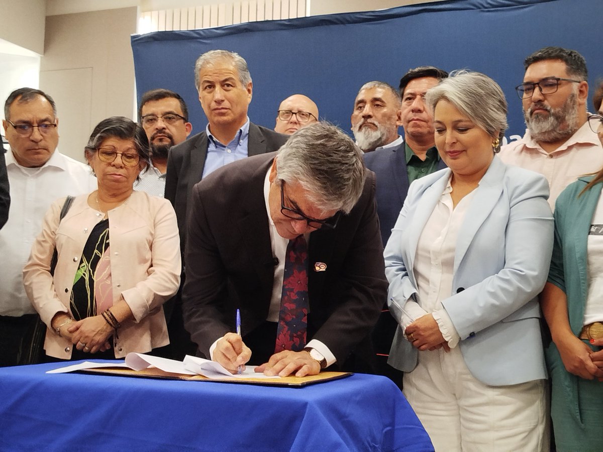 ConfusamChile's tweet photo. Presidenta #ConfusamChile, Gabriela Flores, firma junto a gremios de la #MesaSectorPublico y ministros de Hacienda y Trabajo protocolo aprobado por unanimidad por las federaciones. Acuerdo incluye incentivo al retiro permanente https://t.co/xIRkpelJh6