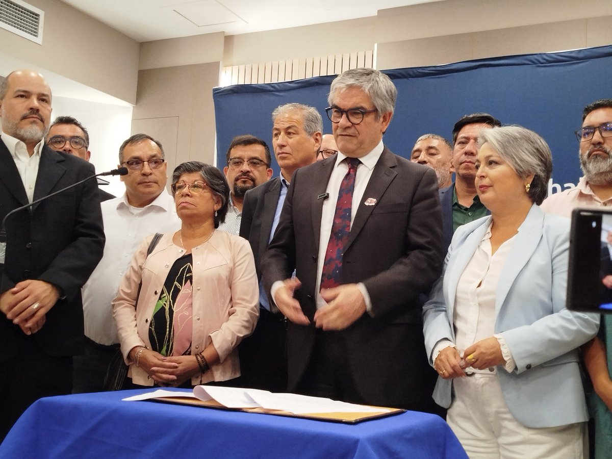 ConfusamChile's tweet photo. Presidenta #ConfusamChile, Gabriela Flores, firma junto a gremios de la #MesaSectorPublico y ministros de Hacienda y Trabajo protocolo aprobado por unanimidad por las federaciones. Acuerdo incluye incentivo al retiro permanente https://t.co/xIRkpelJh6