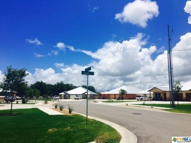 KustomRE's tweet photo. #NBTX #FORLEASE: 3/2/1 on cul-de-sac featuring granite counters, stainless appliances (fridge included!), a master suite w/dual showers. Enjoy a covered porch with views of a horse facility. Pet-friendly w/ private backyard &amp; front yard maintenance! ~1 mile from IH-35 &amp; Creekside https://t.co/l4eYrUxnMC