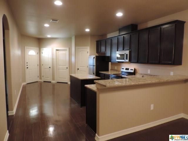 KustomRE's tweet photo. #NBTX #FORLEASE: 3/2/1 on cul-de-sac featuring granite counters, stainless appliances (fridge included!), a master suite w/dual showers. Enjoy a covered porch with views of a horse facility. Pet-friendly w/ private backyard &amp; front yard maintenance! ~1 mile from IH-35 &amp; Creekside https://t.co/l4eYrUxnMC