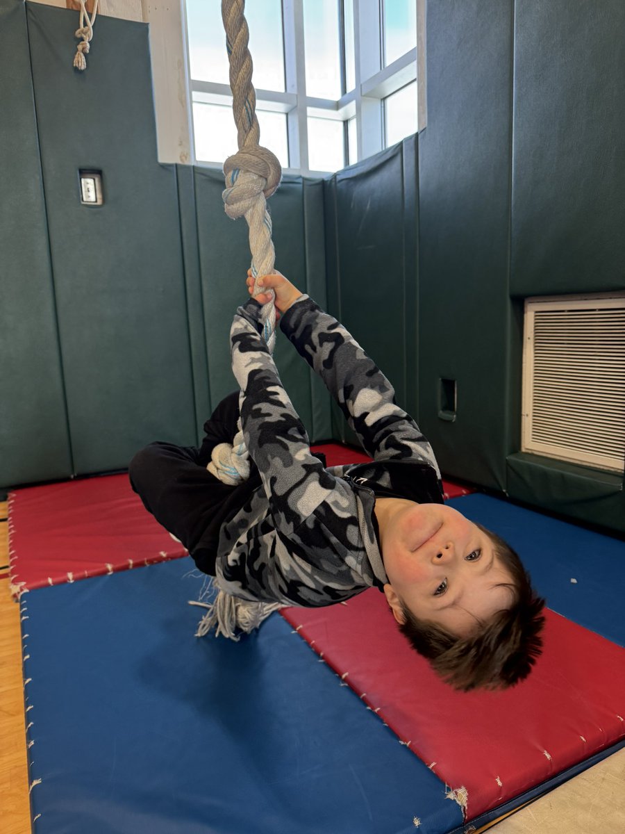 AMKelly7292's tweet photo. Just hanging around on this chilly Friday!!! @holmesroadtweet @GreeceCentral @GCSDsuper https://t.co/ViIWQffZ9O