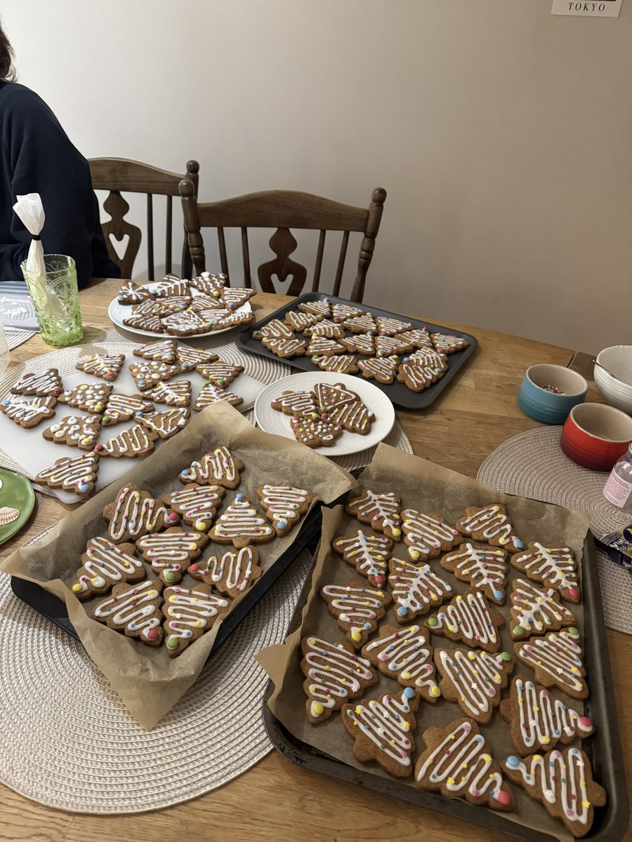 avarobSLT's tweet photo. Turned my flat into a gingerbread baking factory yesterday to bring some treats in for my lovely course-mates and lecturers!

A festive break from assignments🎄

Can’t believe my penultimate semester is almost over🫣

#mysltday #slt2b https://t.co/f8oARcQniS