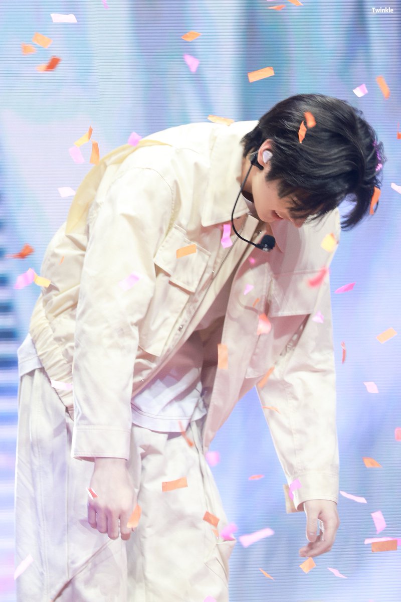 hoonibap's tweet photo. 컨페티 속 성훈이 너무 이쁨..ㅠ https://t.co/8YtnDe6MRT