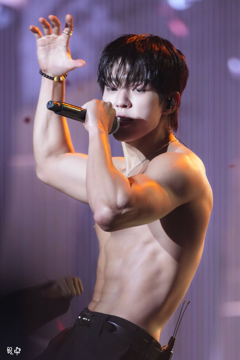 infi0609_mong's tweet photo. 241206 LIMITED EDITION 
리미티드에디션 콘서트 첫공 #이성열

얼굴은 사슴인데 
몸은 백두산 호랑이 ;;;;;;

#인피니트 #LEESUNGYEOL  #성열 https://t.co/hSxC3RDDa0