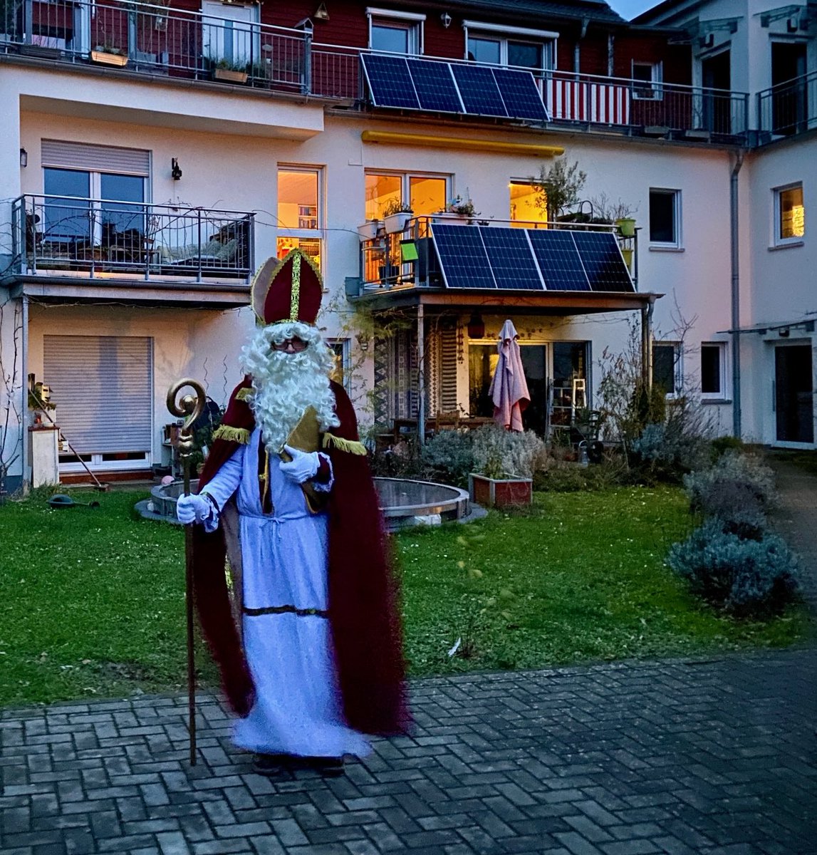 Liebe Grüße vom „echten“ Bischof #Nikolaus. Habe gestern und heute wieder viele Kinder besuchen und beschenken dürfen. Ich wünsche euch einen schönen Nikolaus Abend