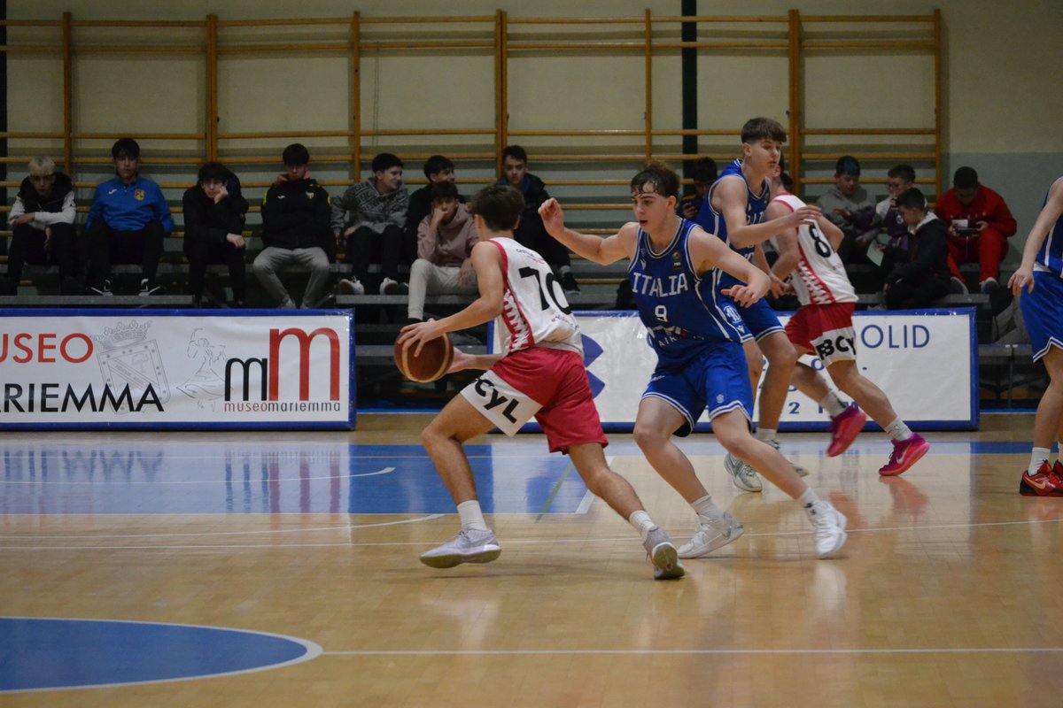 FBCyL's tweet photo. XXVII Torneo Internacional @villadeiscar⛹️‍♂️

Nuestra selección cadete masculina se estrenó en el torneo frente a la @Italbasket  U16 masculina 🏀

🇮🇹 Italia 84 🆚 65 🔴Castilla y León 65
🇪🇸España 114 🆚 70 🇨🇿Rep. Checa
https://t.co/GiF8LbDLii https://t.co/SyZpIxbAtY
