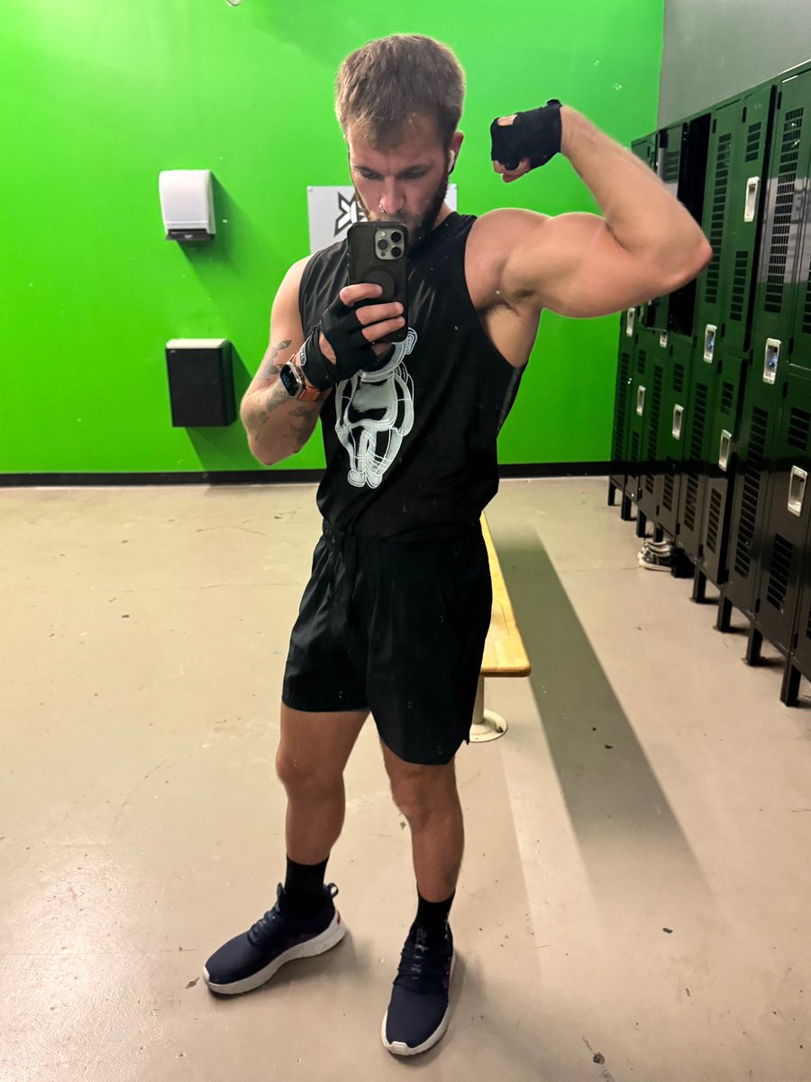 DER3Kjames's tweet photo. Flex. 💪🏼 #gym #gymbody #FitnessJourney #gymmotivation #workoutmotivation #workout #GymLife #lgbtqia #lgbtq #gay #gayman #Gymbro #flex https://t.co/3Cmz1LMieX