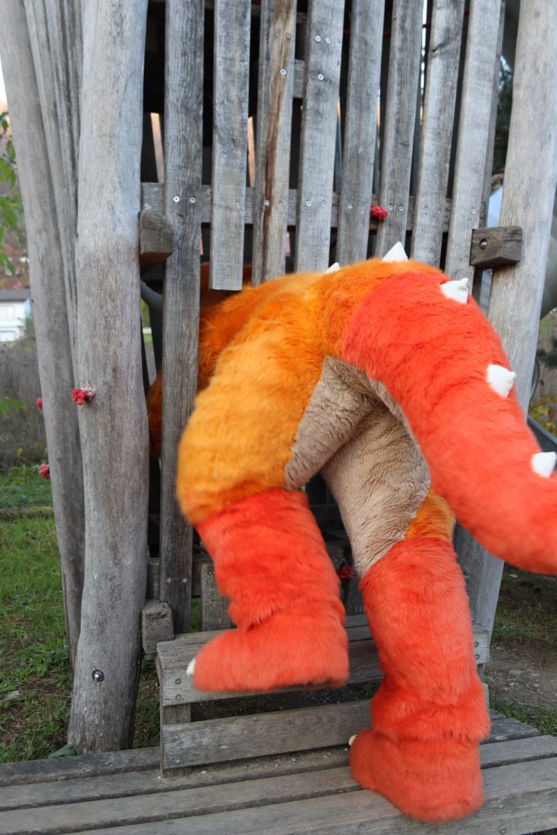 Ehh okay...alright! I got stuck on purpose &gt;w&lt; tihi~! Now help me out pls?
#FursuitFriday &lt;3