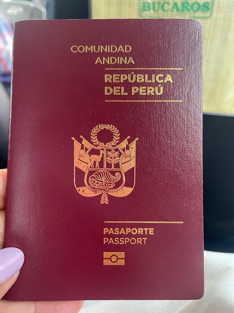 melissarfarfan's tweet photo. Twitter #Bucaramanga, necesito de sus RT.

Mi mamá se subió a un taxi, a eso de las 11:00 a.m., que acababa de dejar un pasajero en el Cacique y se encontró un pasaporte peruano. Seguramente está en la ciudad por los Juegos Sudamericanos Escolares. @CaracolBga @RCNBga https://t.co/CnTmumysxo