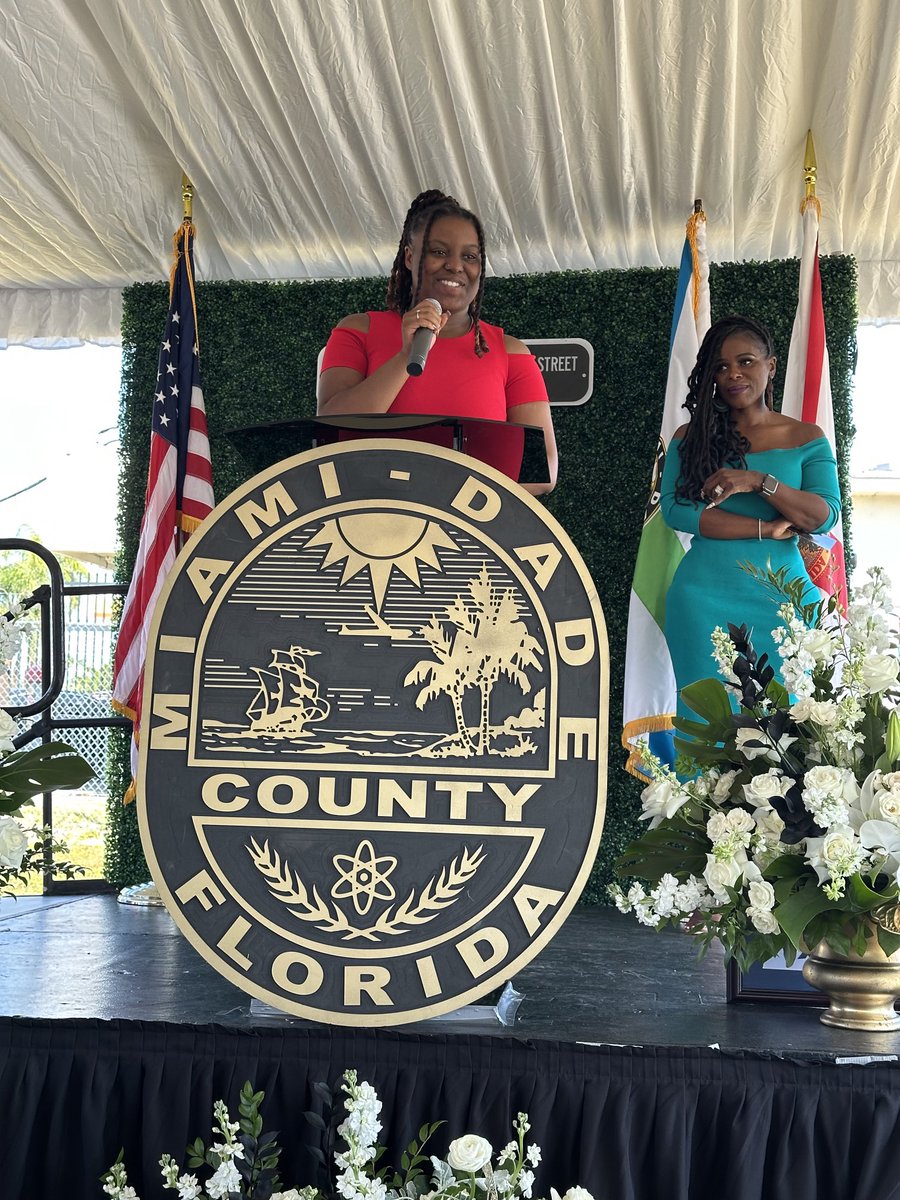 miamidefender1's tweet photo. ⁦@desmondmeade⁩’s daughter Excellence honoring her dad https://t.co/WZjnNUtnDX