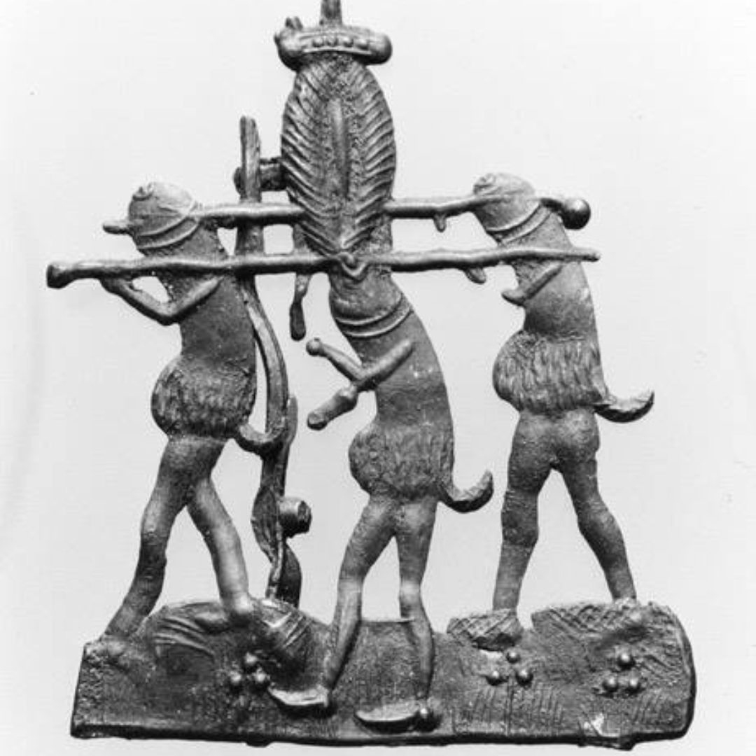 CuriosMuseum's tweet image. Medieval pilgrim badge displaying three phalli bearing a crowned vulva in a procession (1375-1450), found in Brugge.⁠
⁠