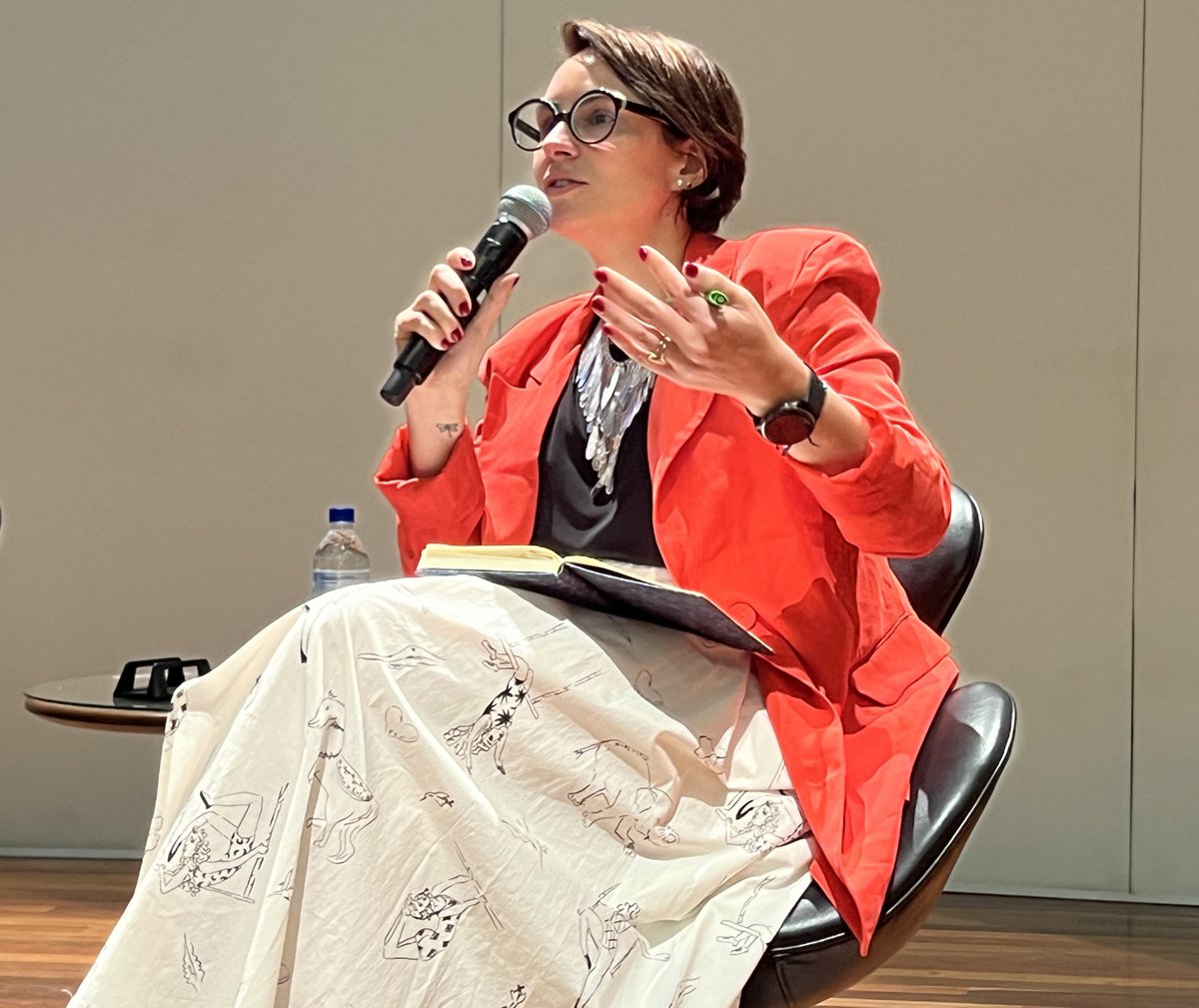 <a href="/comluac/">Lucía Abelenda</a> <a href="/imaginariuslat/">Imaginarius</a> <a href="/aniellefranco/">Anielle Franco</a> <a href="/faeriedevilish/">Mariel García-Montes @marielgm@mastodon.mit.edu</a> <a href="/socialtic/">SocialTIC</a> Sobre el futuro, <a href="/comluac/">Lucía Abelenda</a> enfatizó:

🤖 Está más cerca de lo que pensamos
🙌 Se debe pensarlo a favor de causas comunes
💻 El problema no es la tecnologia, sino quien la usa