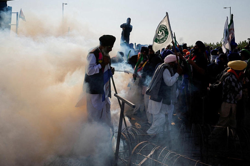 পুলিশের ব্যারিকেড ভাঙার চেষ্টা কৃষকদের, বন্ধ ইন্টারনেট