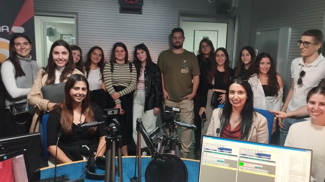 fah_UnivMad's tweet photo. Visita de estudo de estudantes aos estúdios da RTP Madeira no âmbito da UC Assessoria de Imprensa.
1.º Ciclo em Comunicação, Cultura e Organizações

#CCO @fah_UnivMad @U_Madeira #DLLC https://t.co/oWDBreTmSH