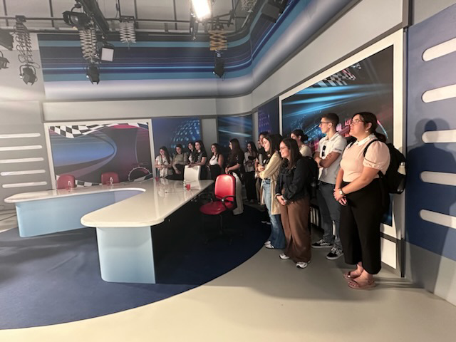 fah_UnivMad's tweet photo. Visita de estudo de estudantes aos estúdios da RTP Madeira no âmbito da UC Assessoria de Imprensa.
1.º Ciclo em Comunicação, Cultura e Organizações

#CCO @fah_UnivMad @U_Madeira #DLLC https://t.co/oWDBreTmSH