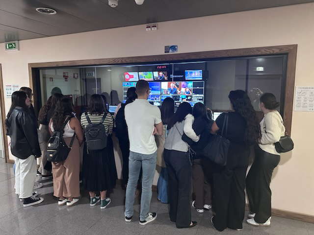 fah_UnivMad's tweet photo. Visita de estudo de estudantes aos estúdios da RTP Madeira no âmbito da UC Assessoria de Imprensa.
1.º Ciclo em Comunicação, Cultura e Organizações

#CCO @fah_UnivMad @U_Madeira #DLLC https://t.co/oWDBreTmSH
