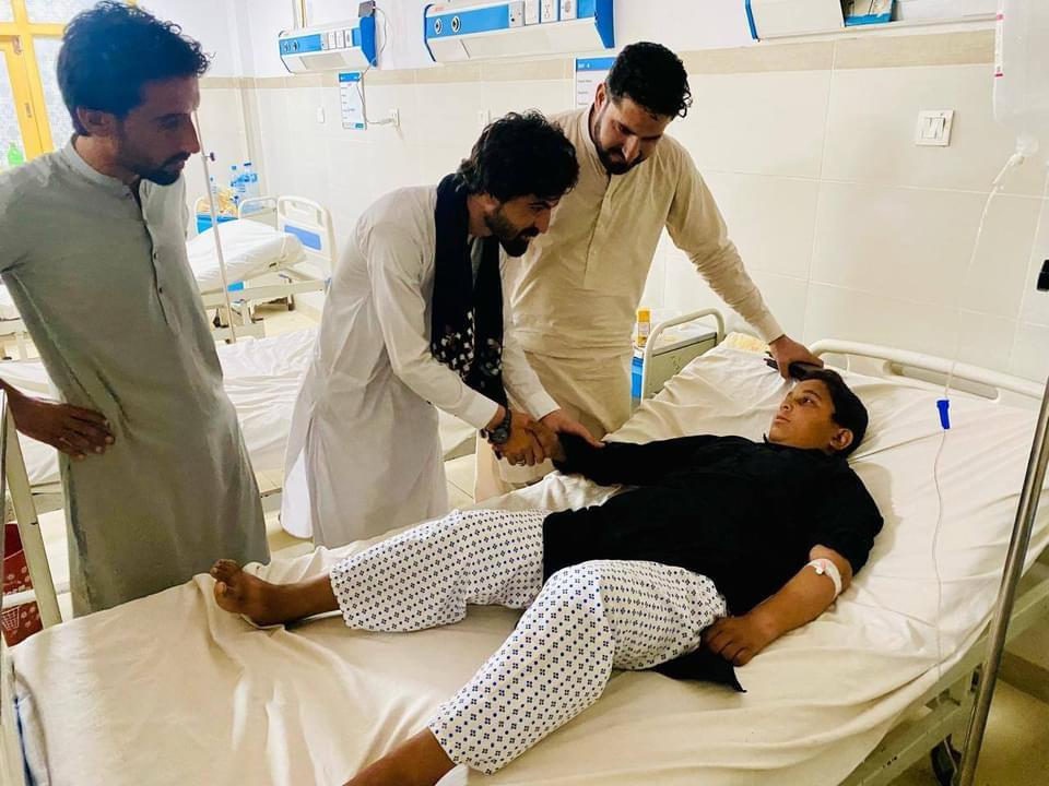 UllahMuqib's tweet photo. نن د خيبر باړه تحصيل کواډينټر مقيب افريدي سره ده پي ټي ایم ملګرو کمپلکس روغتون ته رسيدلي دي چې په موقع ئې د تيراه میدان د زخميانو تاپوس کړئ دي اؤ ده هر قسم تعاون مرستې علان ئې کړې دی.
ياده دي وي چې پارون په تيراه میدان پير ميلا بازار پاکستاني پوځ د ډرون الوتکې نه
#Drone_Attack https://t.co/P4md3gbL5U