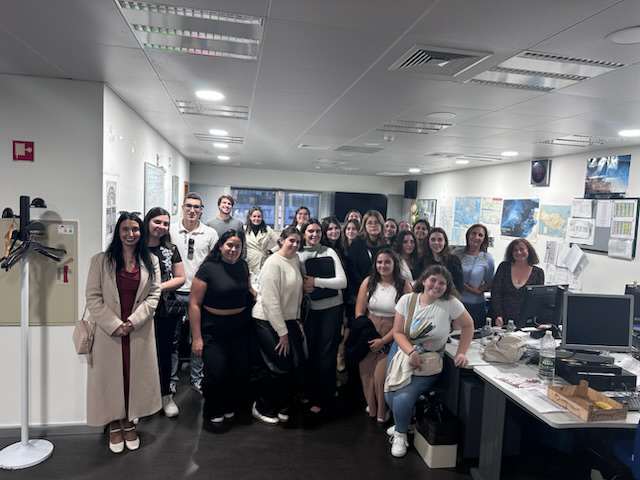 fah_UnivMad's tweet photo. Visita de estudo de estudantes aos estúdios da RTP Madeira no âmbito da UC Assessoria de Imprensa.
1.º Ciclo em Comunicação, Cultura e Organizações

#CCO @fah_UnivMad @U_Madeira #DLLC https://t.co/oWDBreTmSH
