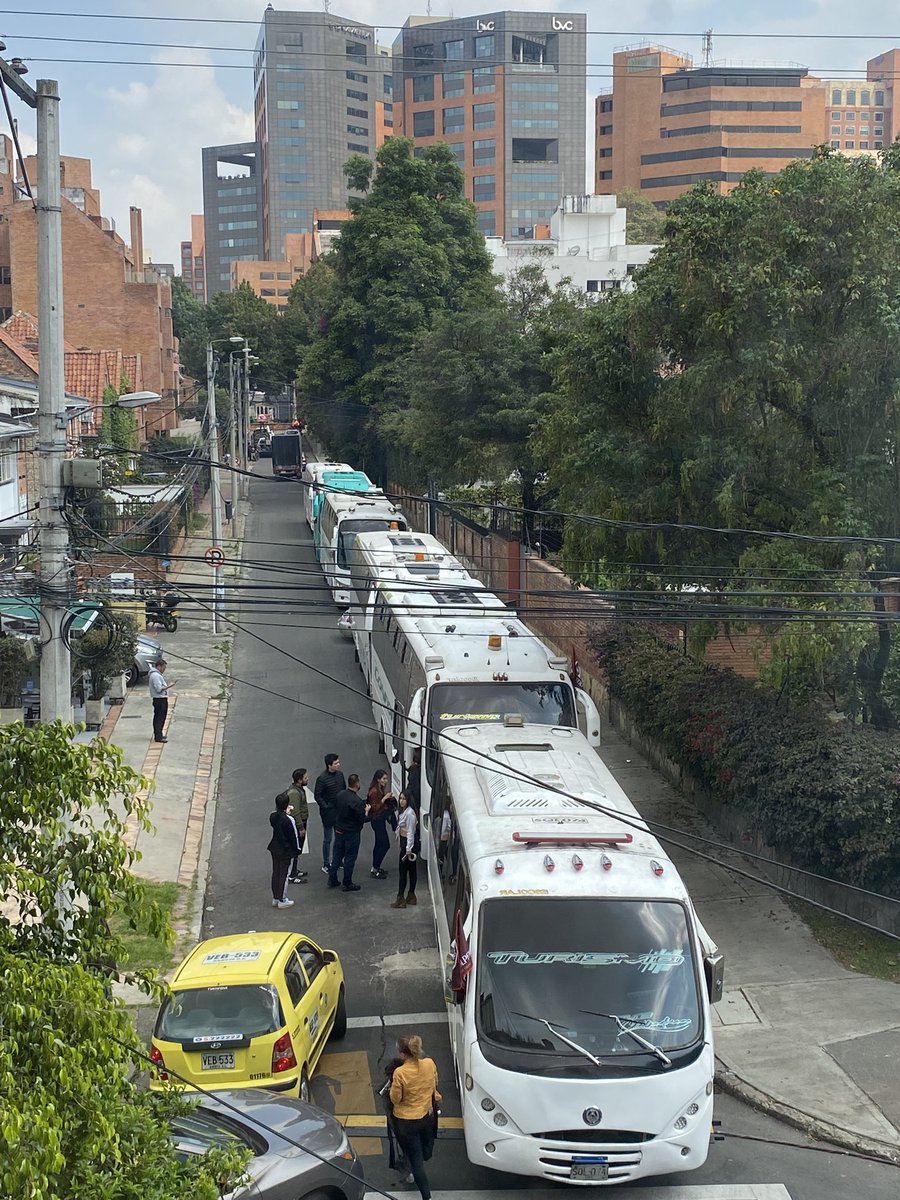 esalgosimple's tweet photo. Y sí, @Elbayabuyiba… lo del mal parqueo está fuera de control en Bogotá. https://t.co/iDEUvJf0cn
