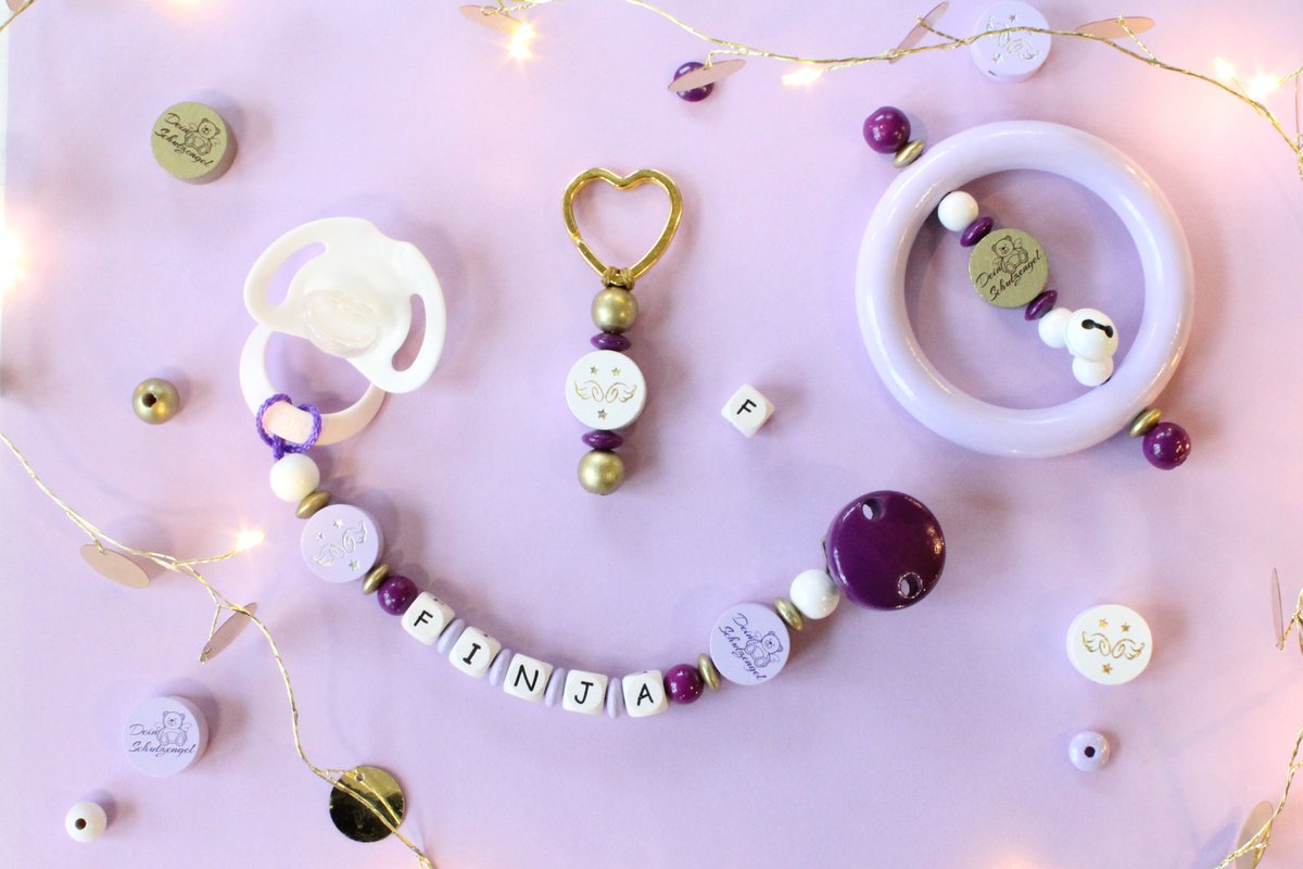 👶💜 Schnullerkette, Greifling &amp; Schlüsselanhänger | dummy clip, grasping ring &amp; key fob 💜👶

🧵Unsere Bastelanleitungen: schnullerkettenladen.de/bastelanleitun…

🧵✂️Our craft instructions: schnullerkettenladen.de/en/handicraft-…

#schnullerkettebasteln #greifling #graspingring 
#schlüsselanhänger #keyring