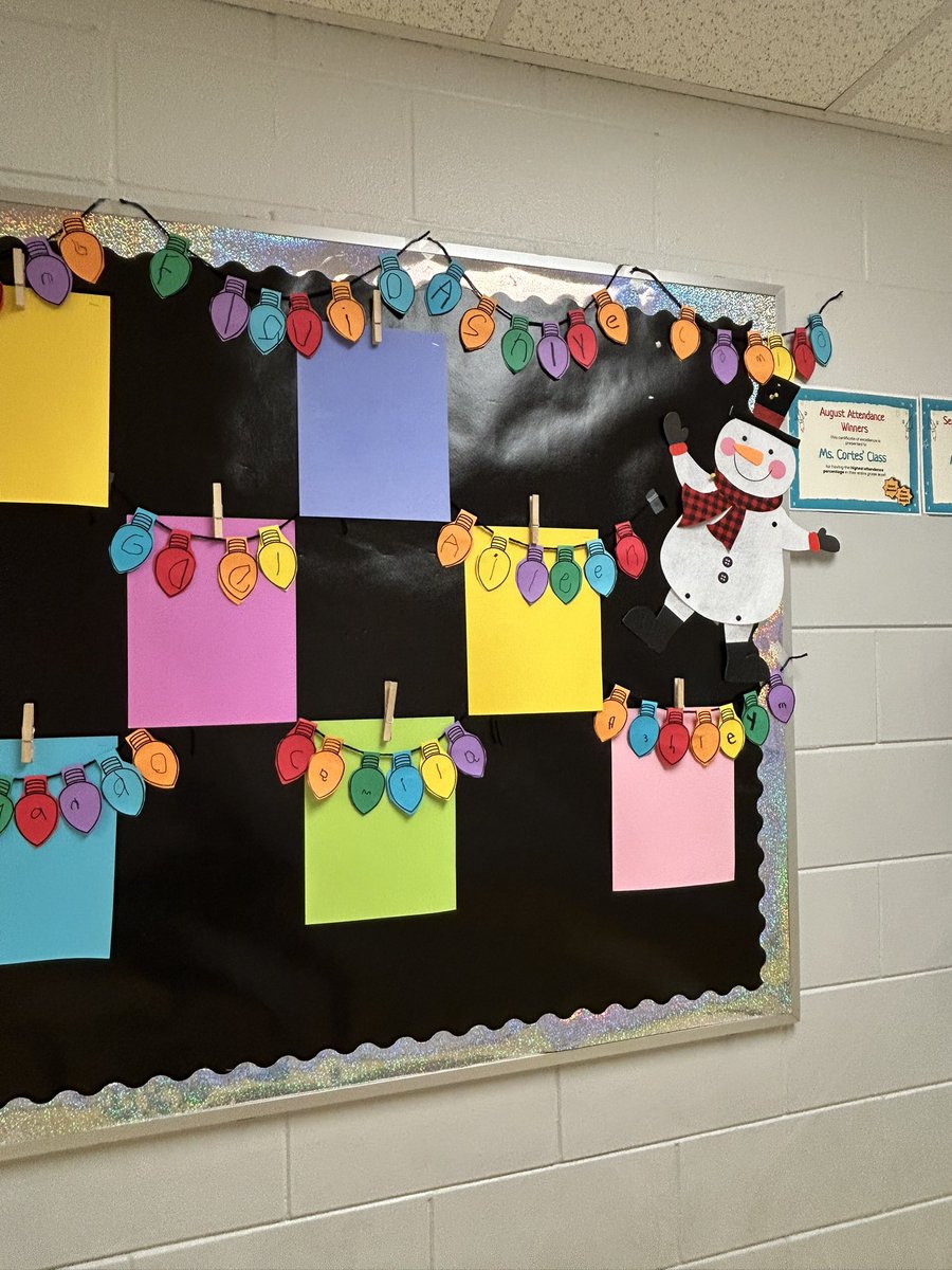 MsCortes__'s tweet photo. ur Christmas spirit is here in prek! Our lights are shining  so bright because it's our names! 🎄🍪 @jennmckee3 @ES_Farine https://t.co/BzZUbRVQ8M