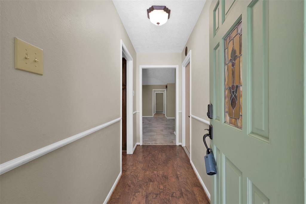 RichardsonReal's tweet image. 🏡Say HELLO to...🏡
375 Rolling Hills DR, Panorama Village, TX 77304 
Come take a look at this awesome space. It is a gem that has been well taken care of!
Call The Richardson Group Realtors today for your own private showing!
 richardsongrouprealty.com/d8raqnp9