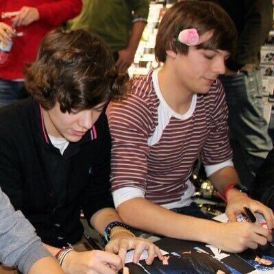 KStomska's tweet photo. 14 yrs ago today Louis ended up with a flower in his hair during a signing in Bradford 
#HarryStyles #LouisTomlinson #AlbumSigning #OT5Forever #OneDirection #Nostalgia #memories https://t.co/egO2Gz4BZu