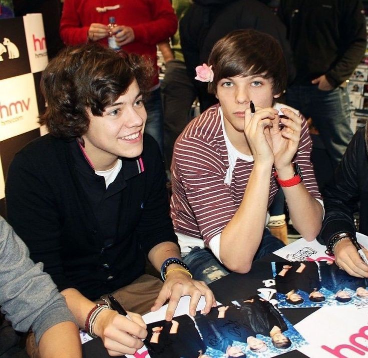 KStomska's tweet photo. 14 yrs ago today Louis ended up with a flower in his hair during a signing in Bradford 
#HarryStyles #LouisTomlinson #AlbumSigning #OT5Forever #OneDirection #Nostalgia #memories https://t.co/egO2Gz4BZu