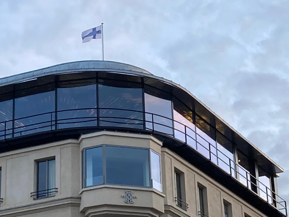 Le drapeau finlandais 🇫🇮 flotte aujourd’hui le 6 décembre sur le toit du légendaire grand restaurant LA TOUR D’ARGENT à Paris. C’est la Fête de l’indépendance de Finlande qui a lutté il y a 85 ans contre les Russes comme les Ukrainiens à l’heure actuelle. 🇫🇮🇺🇦🇫🇮