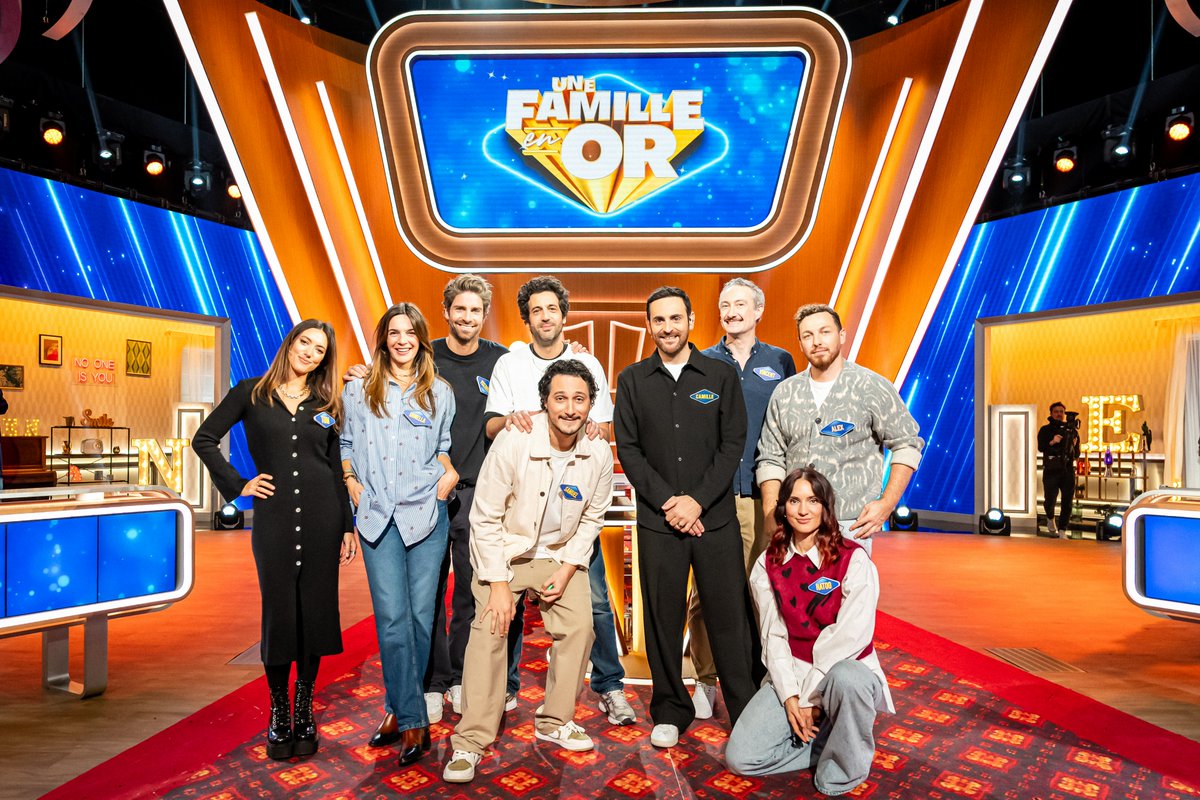 TF1Pro's tweet photo. #Annonces 

Mardi 10/12 à 23h05, le plateau d’#UneFamilleenOr se transforme en une véritable cour de récréation avec @CamilleCombal @TF1 !

✅La Famille #MaxBoublil
vs
✅La Famille @Nato_o 

1 seule règle : TOUT OSER pour la bonne cause au profit l’association @YouCare_World https://t.co/Qwl78ViSfF