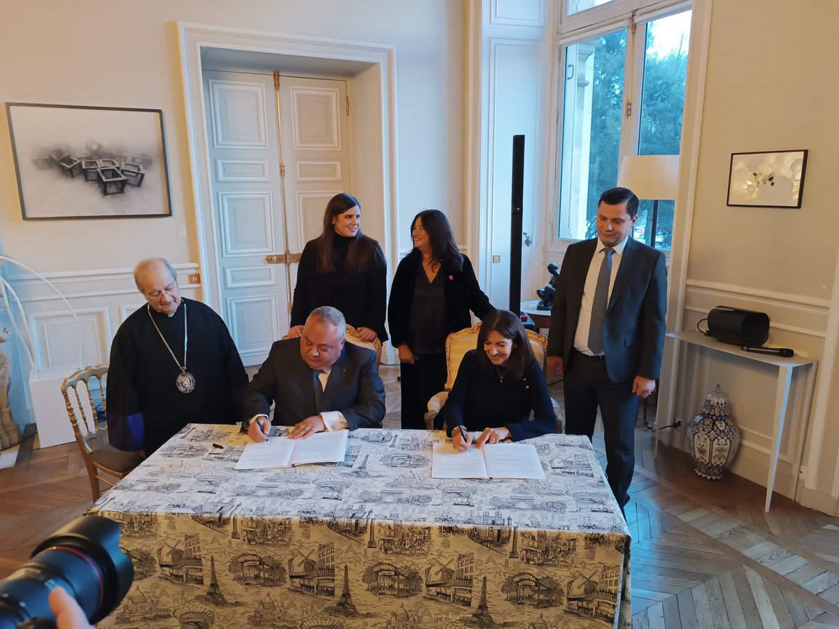 François DEVEDJIAN (@fdevedjian) on Twitter photo À l’heure où la cathédrale Notre-Dame rouvre ses portes, la mairie de <a href="/Paris/">Paris</a> n’oublie pas l’église arménienne de France en signant une convention de mécénat pour la cathédrale Sainte-Croix-des-Arméniens
Merci à <a href="/Anne_Hidalgo/">Anne Hidalgo</a> et <a href="/AnouchToranian/">Anouch Toranian</a> À l’heure où la cathédrale Notre-Dame rouvre ses portes, la mairie de <a href="/Paris/">Paris</a> n’oublie pas l’église arménienne de France en signant une convention de mécénat pour la cathédrale Sainte-Croix-des-Arméniens
Merci à <a href="/Anne_Hidalgo/">Anne Hidalgo</a> et <a href="/AnouchToranian/">Anouch Toranian</a>