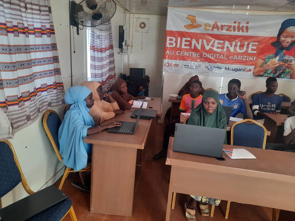 Mouganilab's tweet photo. Toujours dans le cadre du projet « Maman Lumière IV » de CARE International NIGER, nous continuons nos formations axées sur le numérique dans le centre digital de Dogo. Nous avons débuté ce vendredi 06 Décembre les sessions de formation des Digital Ambassadors . https://t.co/JurLHnfMnx