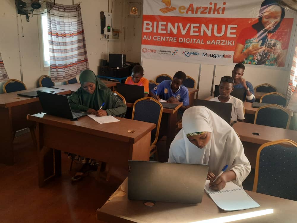 Mouganilab's tweet photo. Au nombre de 40, les Digital Ambassadors auront comme rôle de vulgariser l'usage du numérique dans leurs communautés respectives notamment sur l'utilisation de l'application d'inclusion financière numérique dénommée #earzi https://t.co/6VNmKptQiP