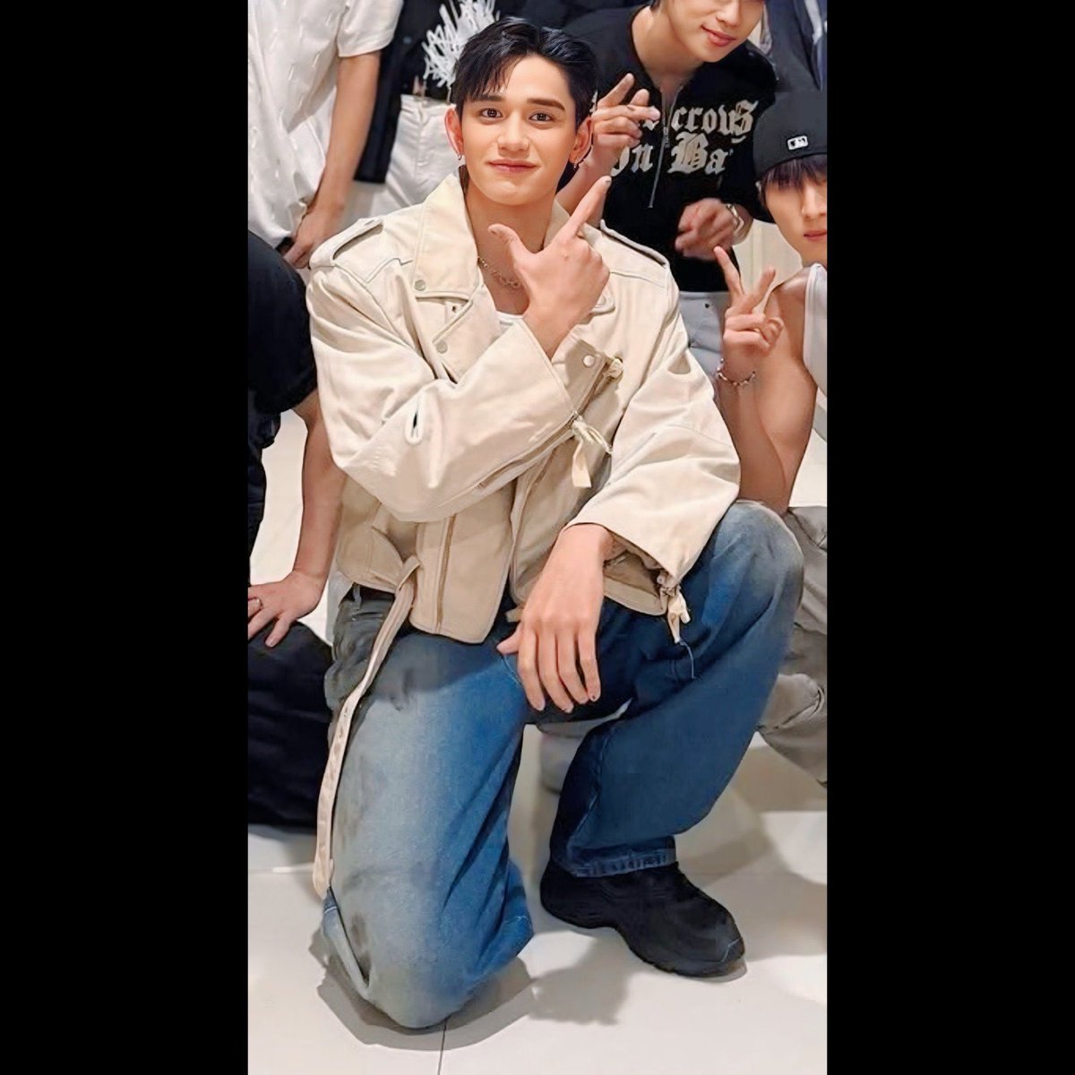 wuweiwenwo's tweet photo. On stage vs Off stage.
#LUCAS
#LUCASBackInMNL
#V1BEMANILA2024 https://t.co/6KfQBHOpS8