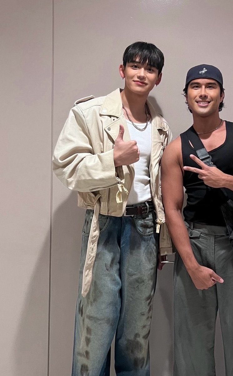wuweiwenwo's tweet photo. On stage vs Off stage.
#LUCAS
#LUCASBackInMNL
#V1BEMANILA2024 https://t.co/6KfQBHOpS8