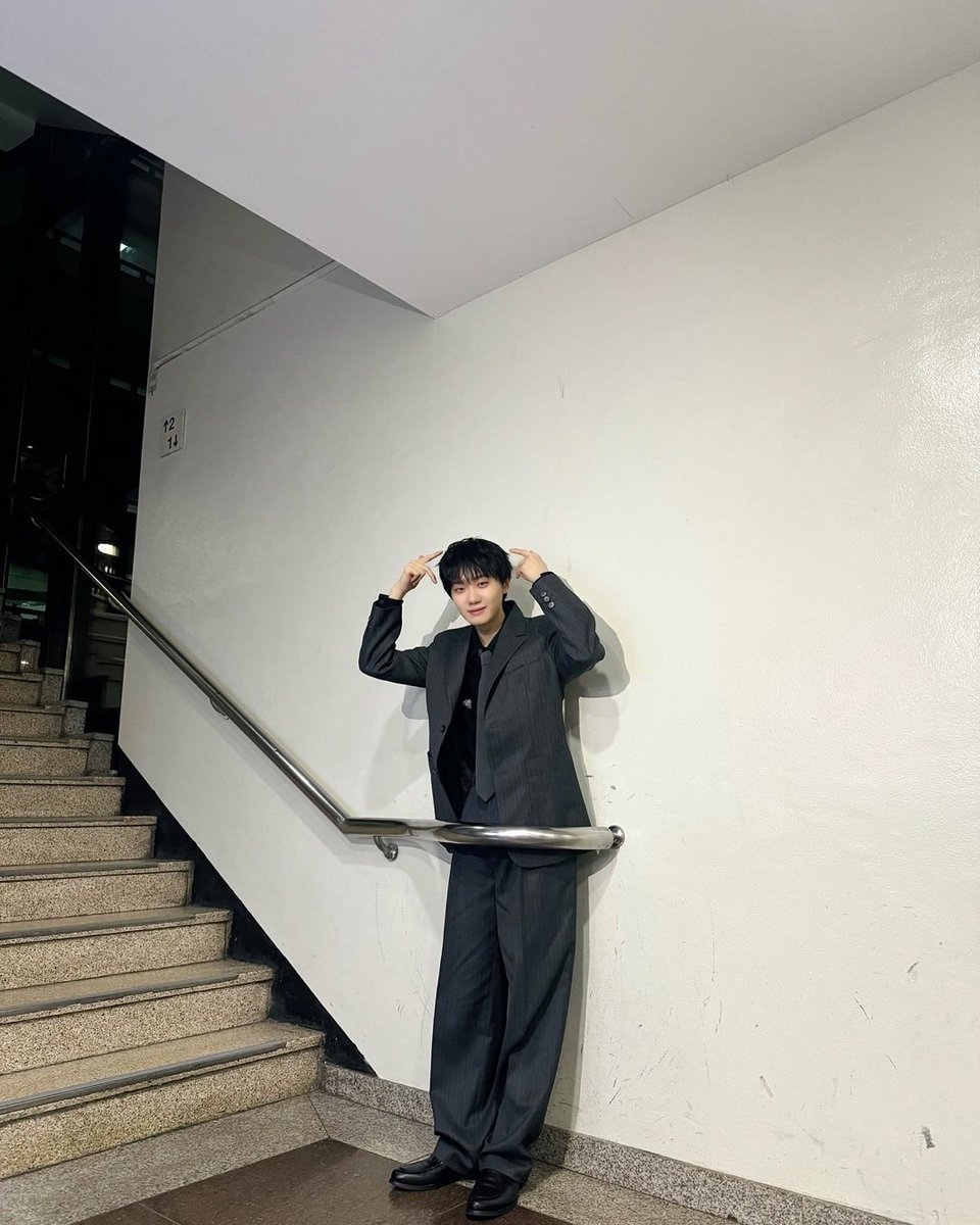 spring_to_ocean's tweet photo. hyunsang in his kpop idol era 🫰 https://t.co/WoMfOC6ok0