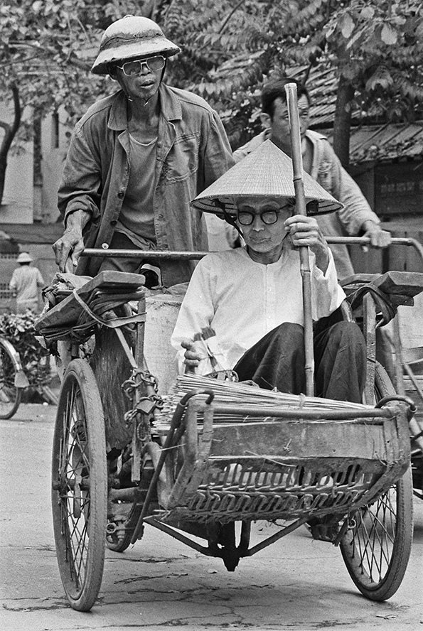 jcsarrazin1's tweet photo. "HANOI 1987"
Prolongation jusqu'à fin février !!!
Séance de signatures le 14/12/2024, de 17h à 19H, à TRAART (34 bis rue Bichat 75010 Paris)
@traArt  #exposion #photoargentique #signature
#dedicace #photographie
#galerie #Hanoi #Vietnam #galery https://t.co/Q6nRYBRiVh