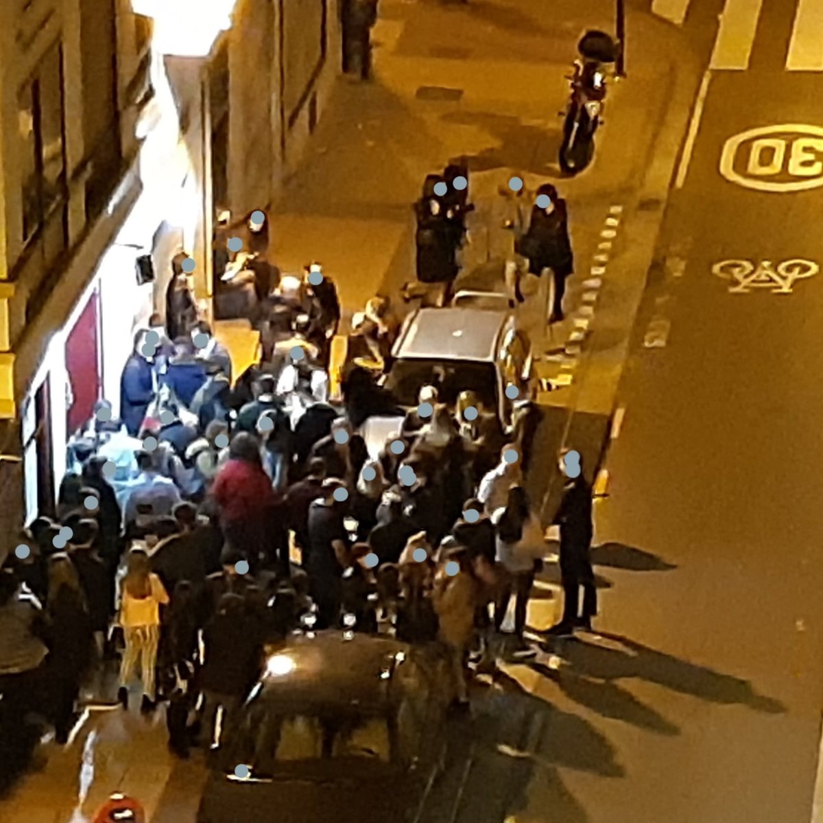 StopRuidoZgz's tweet photo. Botellón,agrupamientos masivos de gente bebiendo en la calle en locales ocio nocturno,ocurre no en lugares aislados sino en lugares habitados,Si quieren divertirse entre las 0.00 y las 7.00 de la madrugada,Podrán gritar,cantar,aullar,micionar sin problema como c/Mayor de Zaragoza https://t.co/YZNWrQpnPG